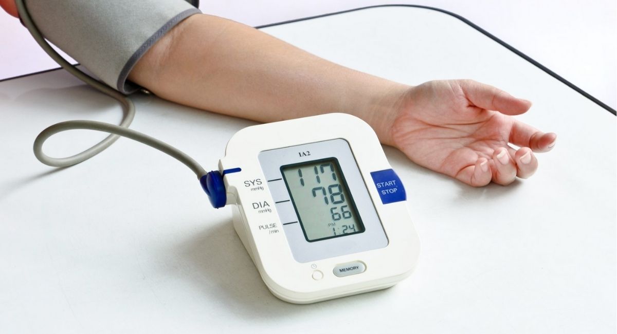 اندازه گیری فشار خون با دستگاه دیجیتال